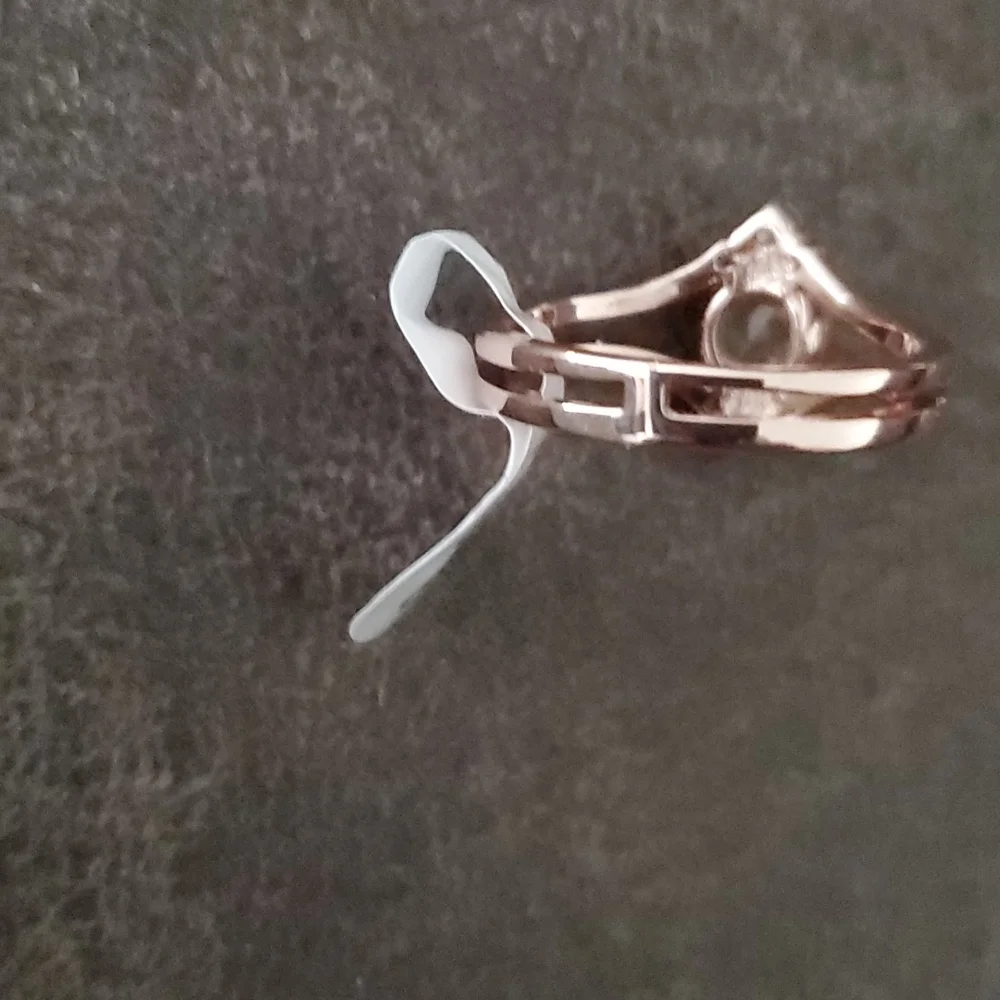 Size 8 ring - Picture 4 of 4